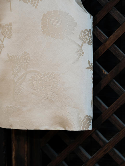 盛唐婧 |中式国风鸢尾花库缎马甲 商品图4