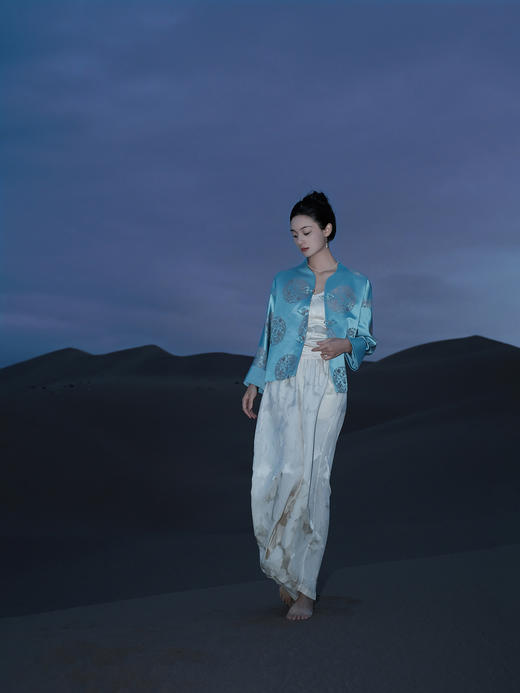 盛唐婧 |中式国风库缎爱心盘扣外套 商品图1