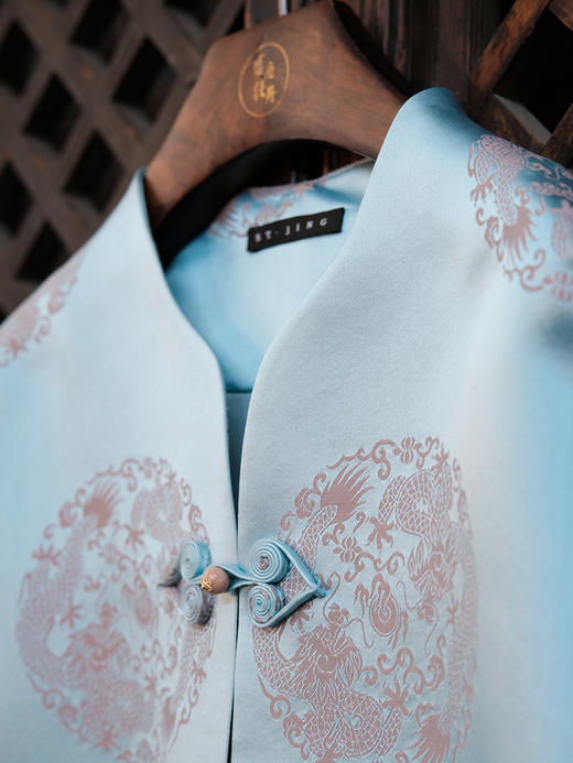 盛唐婧 |中式国风库缎爱心盘扣外套 商品图4