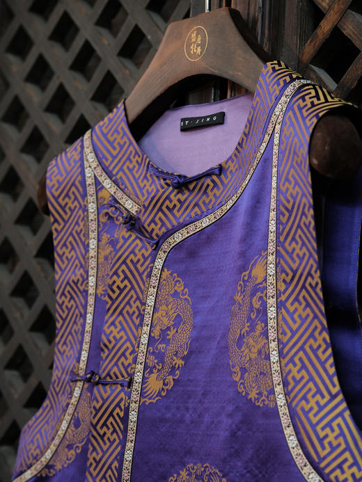 瑕疵|盛唐婧 |中式国风万字纹库缎琵琶襟马甲-紫色[特价品](特殊商品不退不换) 商品图2