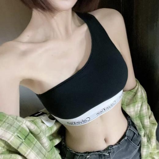 .清仓！！一套入！公司正品！！粉盒女士套装黑、灰配色 CK 女士无钢圈运动内衣套装     文胸➕内裤   斜肩内衣套装 商品图2