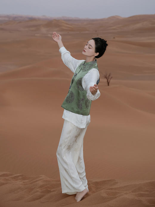 瑕疵|盛唐婧 |中式国风团龙库缎对襟马甲-绿色[特价品](特殊商品不退不换) 商品图1