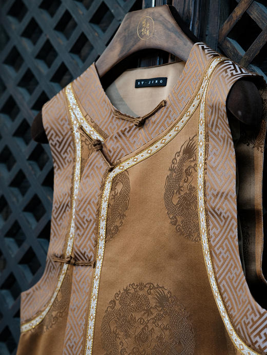 瑕疵|盛唐婧 |中式国风万字纹库缎琵琶襟马甲-古铜色[特价品](特殊商品不退不换) 商品图8