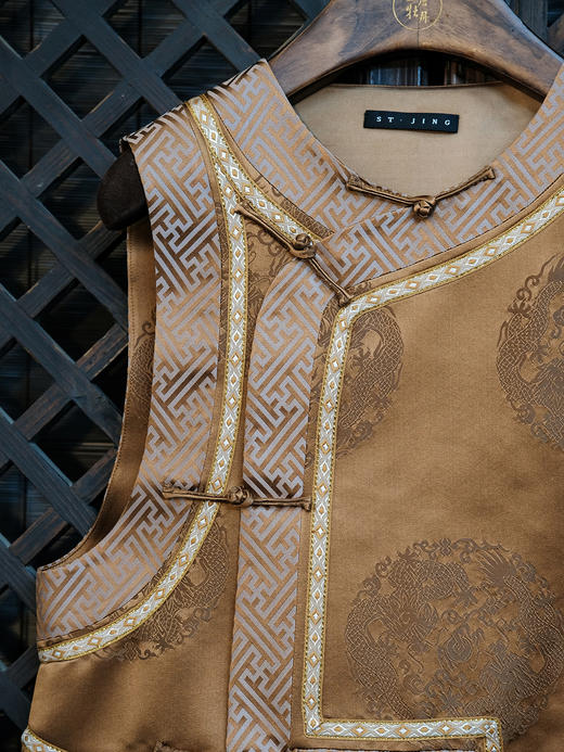 瑕疵|盛唐婧 |中式国风万字纹库缎琵琶襟马甲-古铜色[特价品](特殊商品不退不换) 商品图9