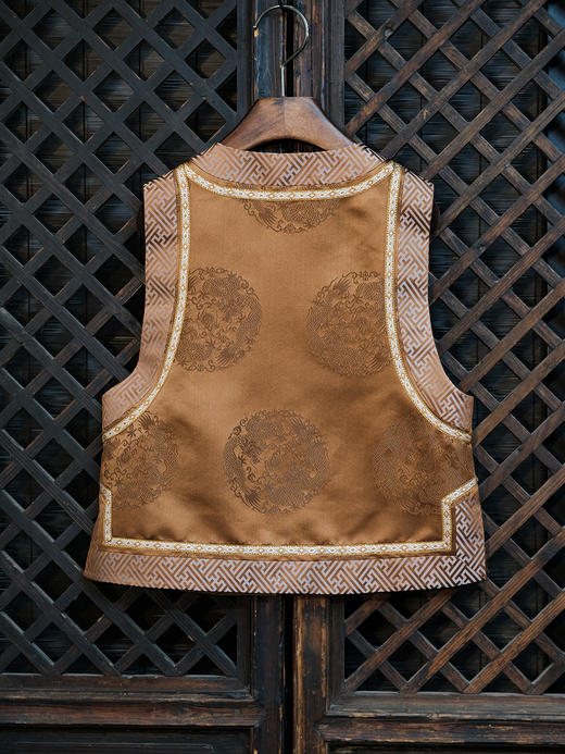 瑕疵|盛唐婧 |中式国风万字纹库缎琵琶襟马甲-古铜色[特价品](特殊商品不退不换) 商品图11