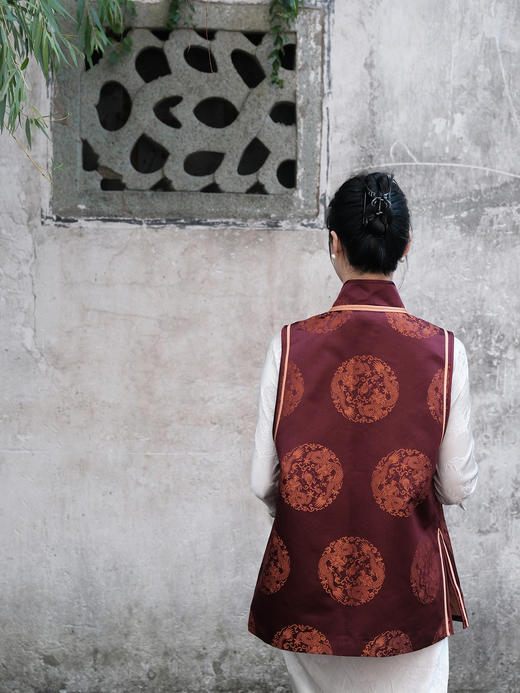 瑕疵|盛唐婧 |中式国风库缎中长马甲-紫红[特价品](特殊商品不退不换) 商品图6