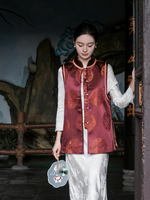 瑕疵|盛唐婧 |中式国风库缎中长马甲-紫红[特价品](特殊商品不退不换) 商品图1