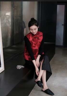 盛唐牡丹 |朱砂红底色真丝漳绒马甲（里香云纱，蝶恋花,钉珠款）