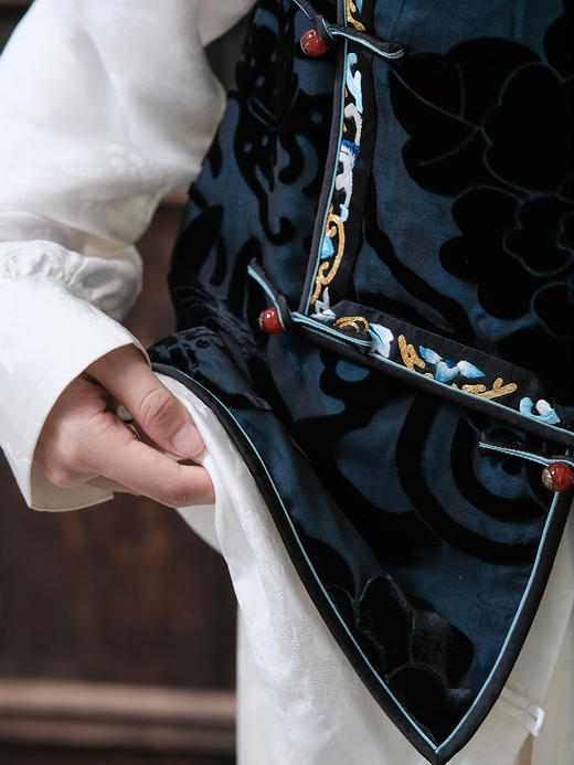 盛唐牡丹&王小潇联名 |高货-富贵牡丹真丝烂花绒偏襟坎肩 商品图3