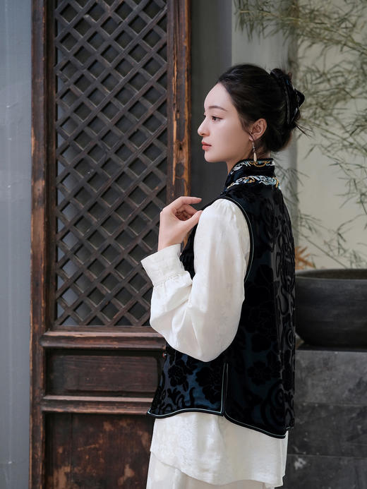 盛唐牡丹&王小潇联名 |高货-富贵牡丹真丝烂花绒偏襟坎肩 商品图5