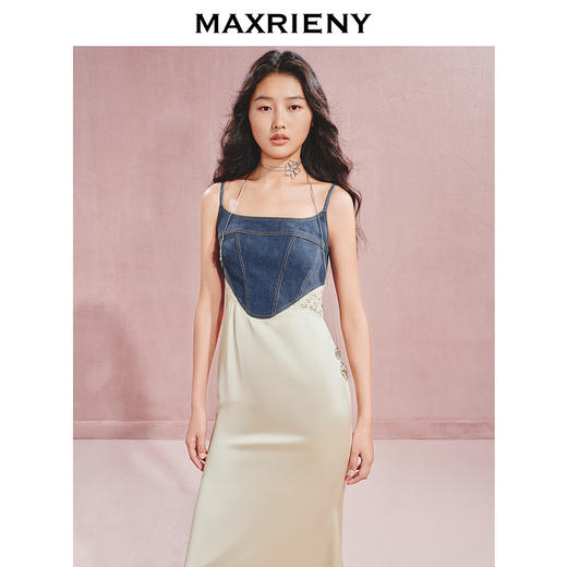 门店发货：MAXRIENY都市优雅感牛仔拼接缎面吊带连衣裙(货号:MC85DR526) 商品图1