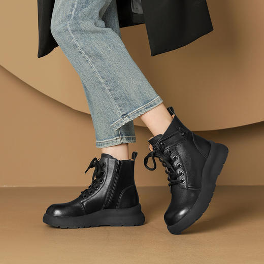 西村名物2024年冬季新款小圆头厚底增高跟系带马丁靴T24DS47011 商品图6