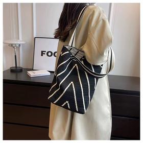 2024年秋季款小众设计款波浪纹针织包