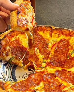 斯比亚纳塔萨拉米&彩椒披萨【自制手拍pizza】