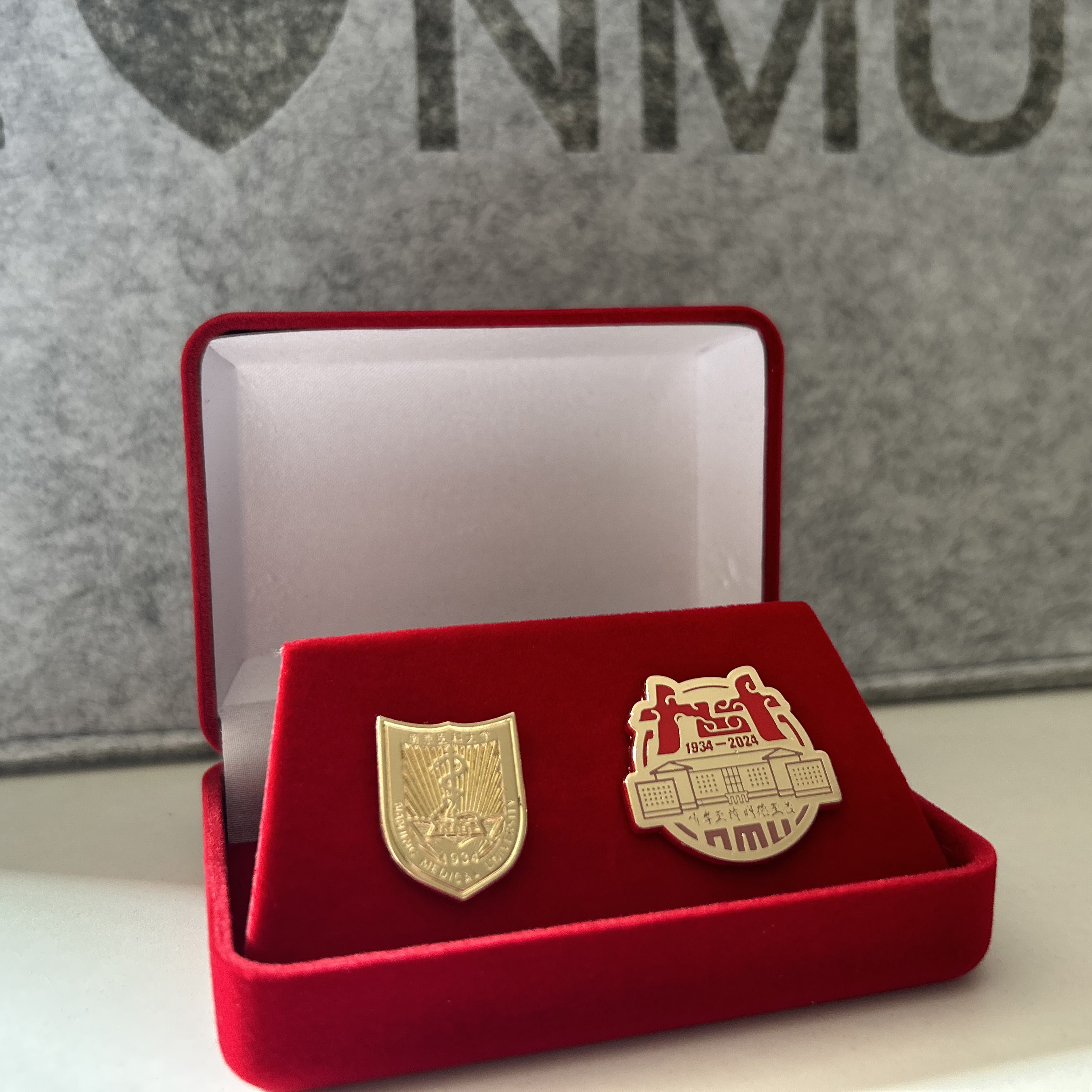 校庆胸针徽章+校友胸针徽章 红色套盒