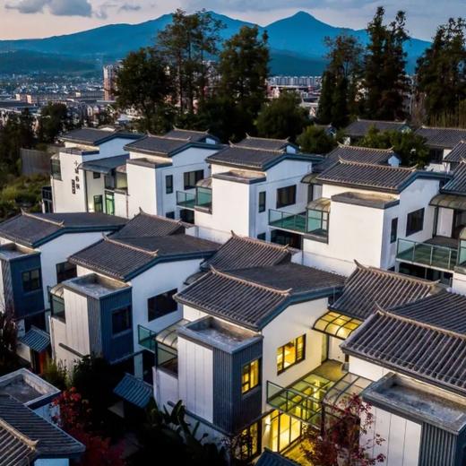 高黎贡山住别墅 | 腾冲云栖墅·温泉度假酒店￥1199元起/单人6晚，7人起订，房间280㎡，住四卧高端别墅超高性价比、每间房独立卫浴、别墅内私汤泡池、可做饭、私享空间聚会度假！俯瞰到整个腾冲！ 商品图1