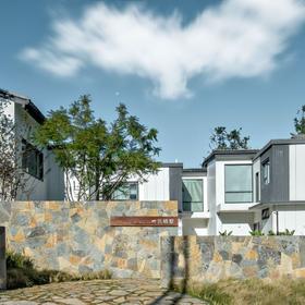 高黎贡山住别墅 | 腾冲云栖墅·温泉度假酒店￥1199元起/单人6晚，7人起订，房间280㎡，住四卧高端别墅超高性价比、每间房独立卫浴、别墅内私汤泡池、可做饭、私享空间聚会度假！俯瞰到整个腾冲！