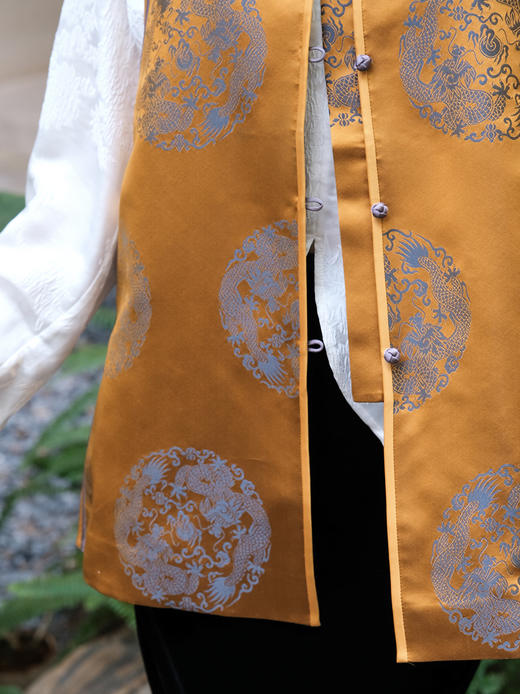 瑕疵|盛唐婧 |中式国风库缎中长马甲-黄色[特价品](特殊商品不退不换) 商品图2