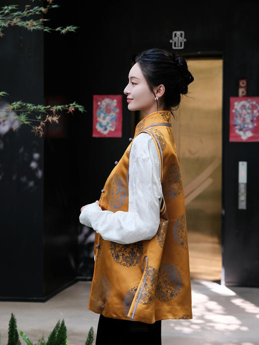 瑕疵|盛唐婧 |中式国风库缎中长马甲-黄色[特价品](特殊商品不退不换) 商品图4