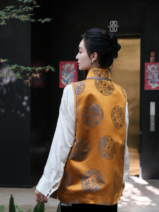 瑕疵|盛唐婧 |中式国风库缎中长马甲-黄色[特价品](特殊商品不退不换) 商品图3