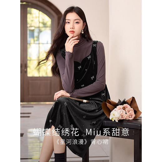 【年终特卖】熙世界黑色复古刺绣丝绒吊带长裙女秋冬季法式优雅无袖背心连衣裙 商品图1