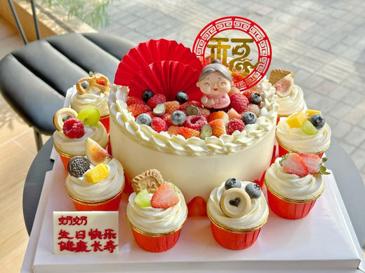 寿星蛋糕，请提前24小时以上预定，装饰按寿星主题随机搭配 商品图1