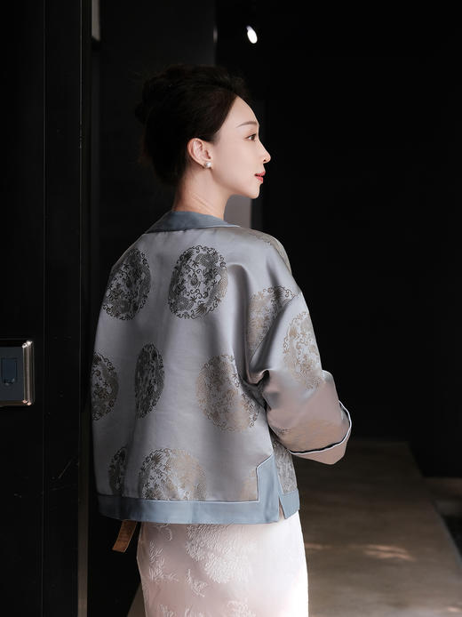 盛唐婧 |中式国风团龙库缎对襟外套 商品图2