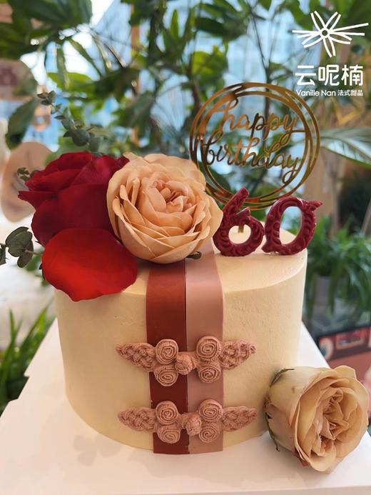 鲜花盘扣蛋糕（提前一天预订） 商品图0