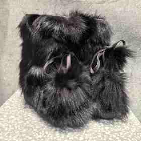 Diavolezza - Short Fur Boots W Pom Pom - Black - 女装 - 毛毛靴 - 黑色
