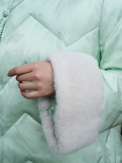 盛唐婧| 千里江山草木清风真丝鹅毛羽绒服 商品图3