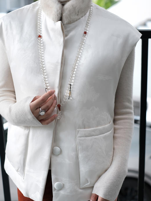 瑕疵|盛唐婧| 千里江山月下白茶真丝鹅绒马甲[特价品](特殊商品不退不换) 商品图1