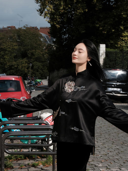 东方境X郭培| 团龙祥云真丝刺绣新中式外套-黑色 商品图3