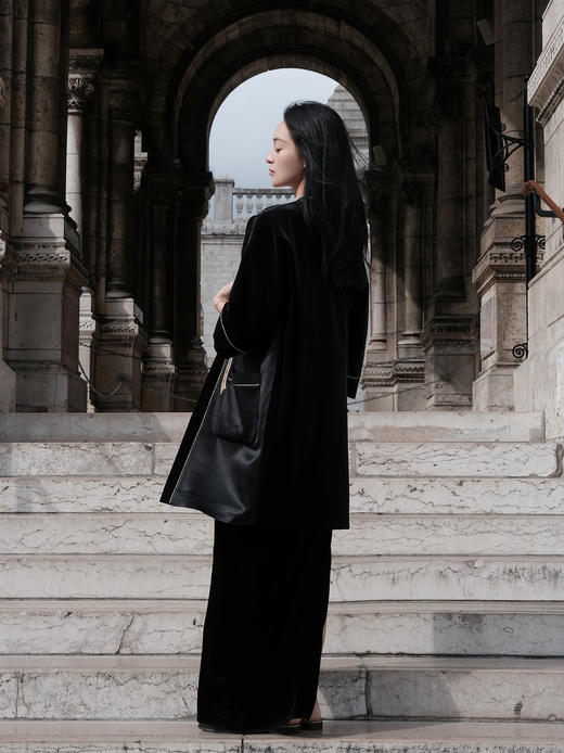 东方境X郭培| 花束刺绣黑色拼丝绒长外套 商品图8