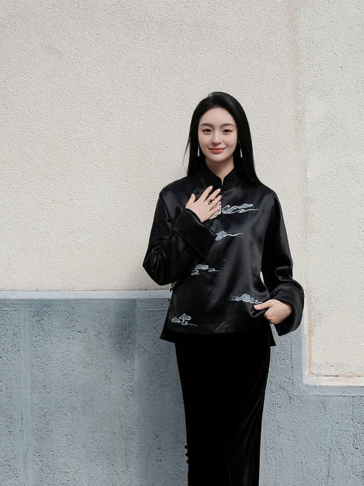 东方境X郭培| 团龙祥云真丝刺绣新中式外套-黑色 商品图11