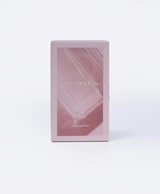 【特卖】THREE 粉钻发光水礼盒（THREE 臻致焕颜精华水 140ml+臻致焕颜柔润卸妆啫喱28g+ 臻致焕颜乳液28ml)【保质期：2027年3月-5月】 商品图3