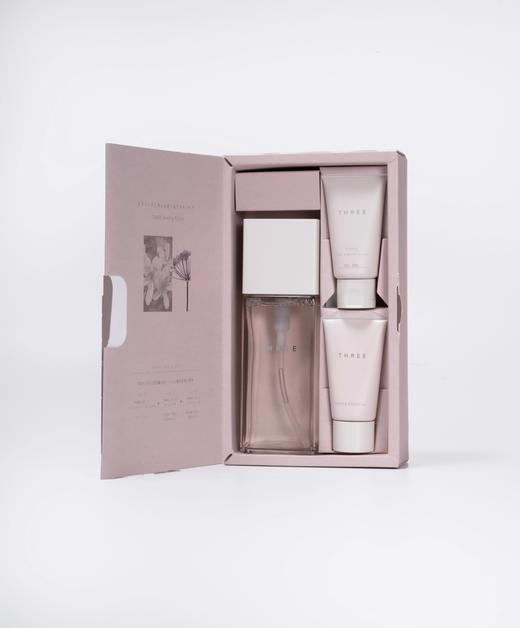 【特卖】THREE 粉钻发光水礼盒（THREE 臻致焕颜精华水 140ml+臻致焕颜柔润卸妆啫喱28g+ 臻致焕颜乳液28ml)【保质期：2027年3月-5月】 商品图1