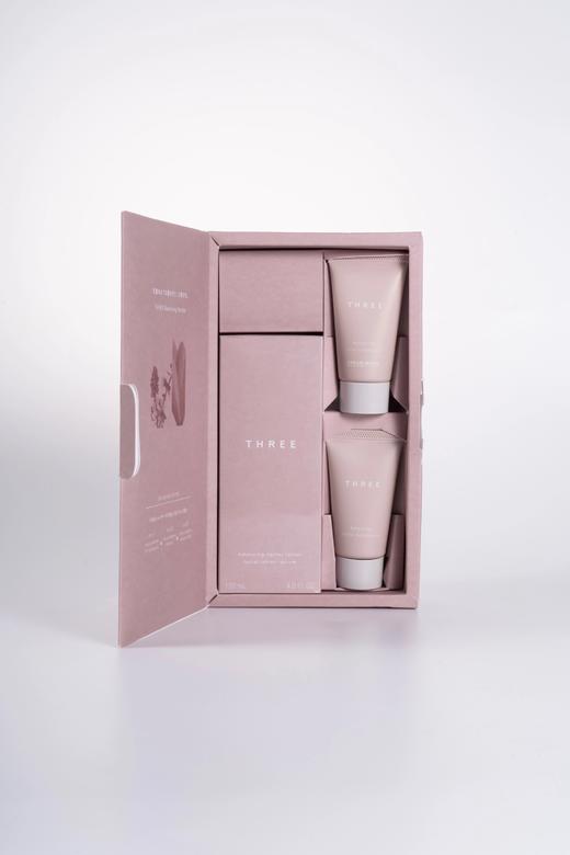 【特卖】THREE平衡花蜜水礼盒（THREE平衡萃润滋养凝露120ml+平衡萃润洁颜霜22g+平衡萃润滋养凝乳22ml)【保质期：26年12月】 商品图1