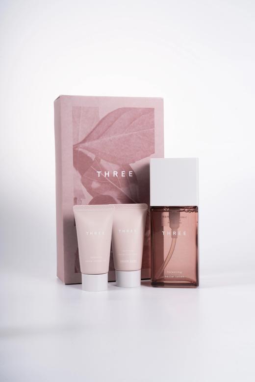【特卖】THREE平衡花蜜水礼盒（THREE平衡萃润滋养凝露120ml+平衡萃润洁颜霜22g+平衡萃润滋养凝乳22ml)【保质期：26年12月】 商品图2