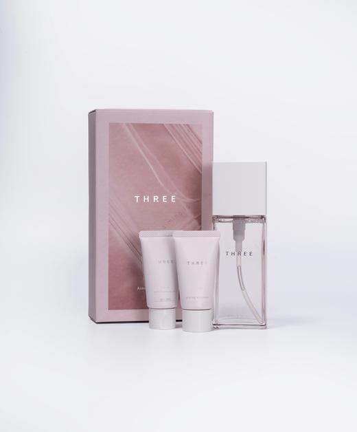 【特卖】THREE 粉钻发光水礼盒（THREE 臻致焕颜精华水 140ml+臻致焕颜柔润卸妆啫喱28g+ 臻致焕颜乳液28ml)【保质期：2027年3月-5月】 商品图2