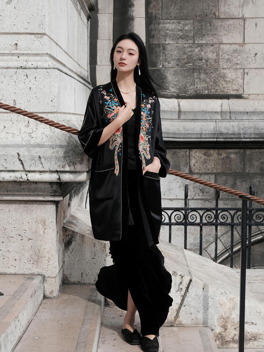 东方境X郭培| 花束刺绣黑色拼丝绒长外套 商品图4