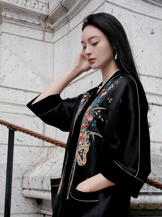东方境X郭培| 花束刺绣黑色拼丝绒长外套 商品图6