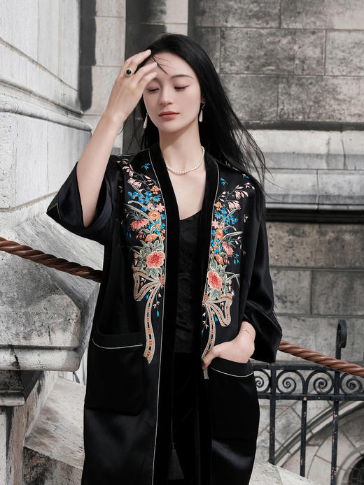 东方境X郭培| 花束刺绣黑色拼丝绒长外套 商品图5