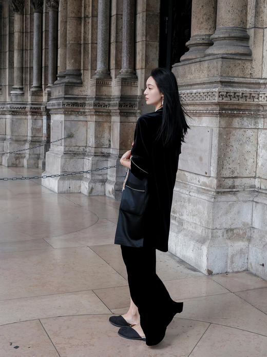 东方境X郭培| 花束刺绣黑色拼丝绒长外套 商品图9