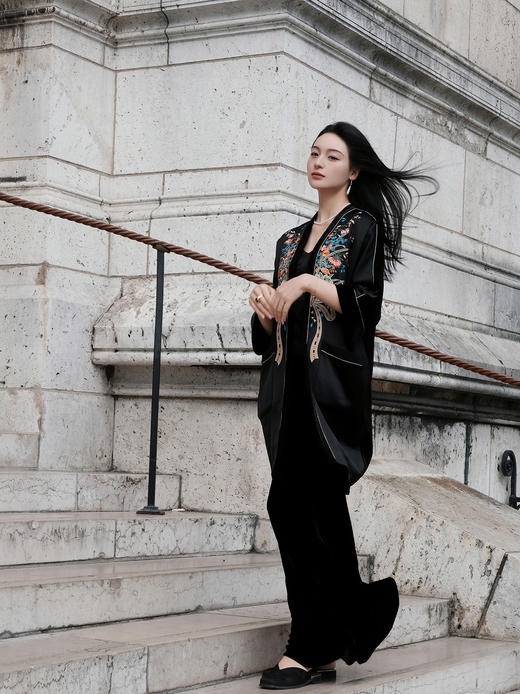 东方境X郭培| 花束刺绣黑色拼丝绒长外套 商品图7