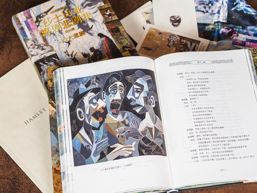 莎士比亚喜剧悲剧集 | 权威译本+65幅精美彩插+超值赠品：一套两本，大十六开本，四色全彩印刷；赠品包含——四张精美藏书票、《哈姆雷特》英文原版别册、定制丝巾 商品图10