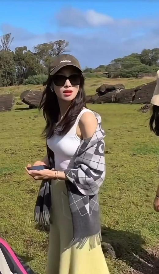 无折扣 法国的年轻时尚品牌marine serre双面提花围巾 商品图5