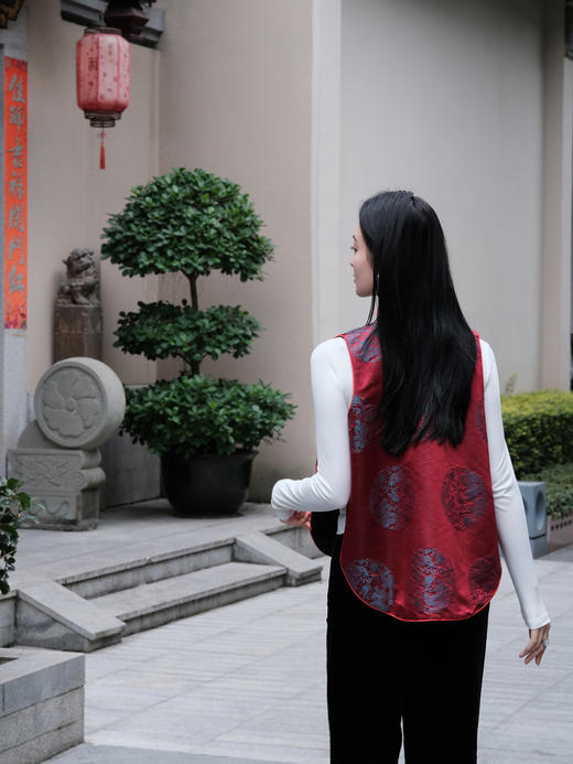 瑕疵盛唐牡丹| 双龙团纹真丝花蕾缎马甲-红色 [特价品](特殊商品不退不换) 商品图5