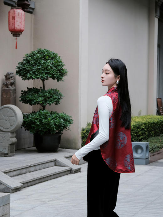 瑕疵盛唐牡丹| 双龙团纹真丝花蕾缎马甲-红色 [特价品](特殊商品不退不换) 商品图4