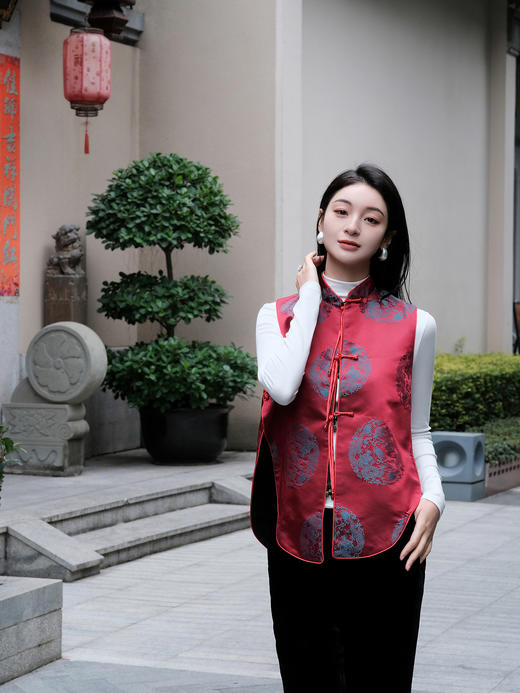 瑕疵盛唐牡丹| 双龙团纹真丝花蕾缎马甲-红色 [特价品](特殊商品不退不换) 商品图3