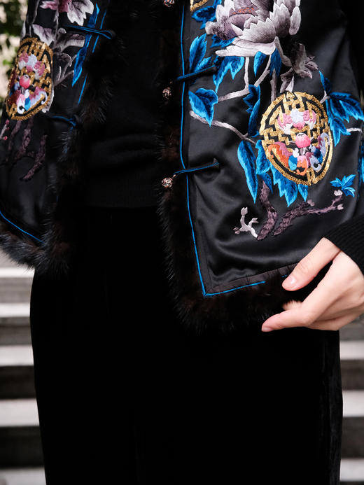 盛唐牡丹&王小潇联名|富贵长寿貂毛手绣棉背心-黑色 商品图4